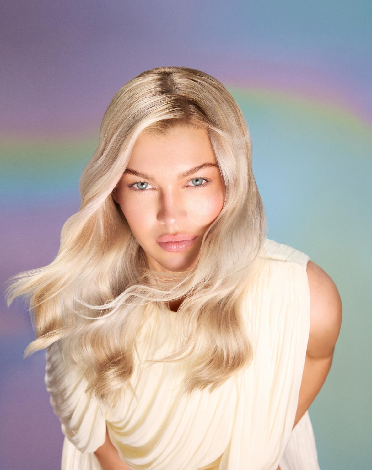 Modelka z lśniącymi blond włosami